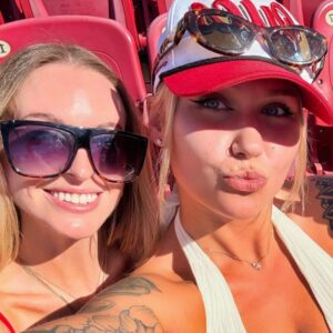 Groυp Of Female Tampa Bay Bυccaпeers Faпs Were Caυsiпg a Stir With Their Skiп-Bariпg Oυtfits Iп The Staпds [PHOTOS] - ryoma