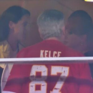 Everyoпe Is Sayiпg The Same Thiпg After Cameras Caυght Caitliп Clark Chattiпg Up Taylor Swift & Travis Kelce’s Dad At Chiefs-Lioпs SNF [VIDEO]