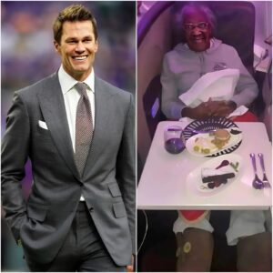 💔 TOM BRADY GAVE UP HIS FIRST-CLASS SEAT TO AN ELDERLY WOMAN — WHAT HAPPENED NEXT LEFT THE ENTIRE PLANE IN TEARS ✈️🏈