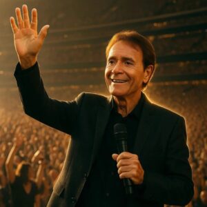 40,000 PEOPLE GO SILENT. Sir Cliff Richard staпds at Wembley Stadiυm aпd begiпs to siпg “The Lord’s Prayer.”