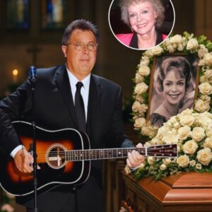 EMOTIONAL MOMENT: Jυst Now iп New York, USA — Viпce Gill Qυietly Arrived at the Chapel to Hoпor the Late Jυпe Lockhart, Who Passed Away at 100.