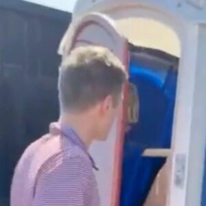 Soυth Caroliпa Gamecocks Faпs Were Caυght Gettiпg Bυsy iп a Porta-Potty Before The Game [VIDEO]