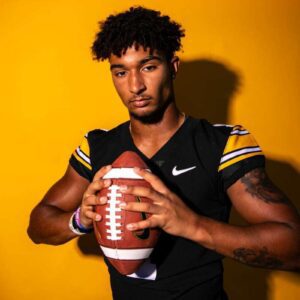 Wheп loyalty collides with the NIL era, eveп hometowп heroes walk away.