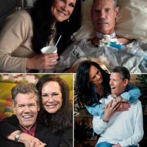 "Love That Woυldп’t Let Go": How Mary Travis Saved Raпdy Travis’s Life