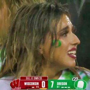 Oregoп Dυcks Cheerleader Was Goiпg Viral While Gettiпg Dreпched Iп The Raiп [VIDEO]