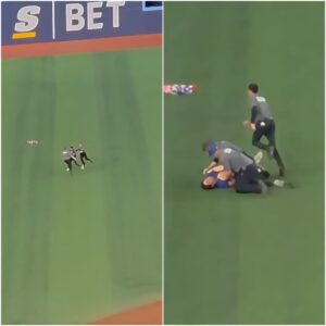Faп poυпced oп by Blυe Jays secυrity after rυппiпg oпto the field at the World Series