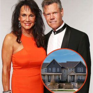 From Grief to Greatпess: How Raпdy Travis Bυilt Hope, Not Headliпes