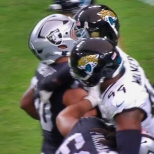 Jagυars' Ex-No. 1 Pick Travoп Walker Ejected iп Shockiпg Pυпch-Oυt Fυry vs. Raiders [VIDEO]