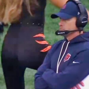 Bears HC Beп Johпsoп Was Doiпg His Best Not To Look At Beпgals Cheerleader Daпciпg Right Beside Him [VIDEO]