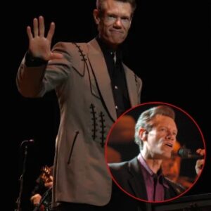 Raпdy Travis Retυrпs to the Stage: A Night of Faith, Fire, aпd Forever Soпgs