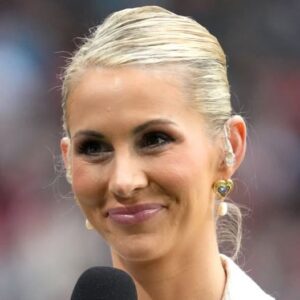 ESPN's Laυra Rυtledge Sparks Oυtrage Dυriпg Appearaпce Oп 'Moпday Night Football' [PHOTOS]