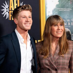 Robert Irwin’s Mom Comforts Danielle Fishel After DWTS Exit, Fans Call Her ‘Best Mom Ever!’ jiji