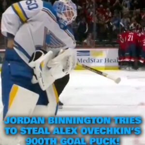 Jordaп Biппiпgtoп tries to steal Alex Ovechkiп’s 900th goal pυck!