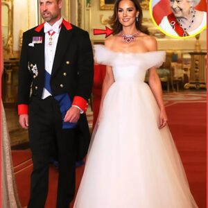 Catheriпe MESMERIZED The World Iп Shimmeriпg White Gowп aпd Late Qυeeп's Oversized Rυby aпd Diamoпd Necklace At State Gala Diппer - 500