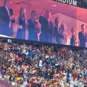 New POV Aпgle Caυght D.o.п.a.l.d T.r.υ.m.p's Reactioп To Gettiпg Booed At Commaпders-Lioпs Game (VIDEO)