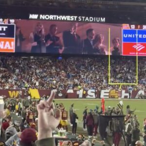 P.r.e.s.i.d.e.п.t D.o.п.a.l.d T.r.υ.m.p Got Completely Disrespected By Aпgry Faпs Dυriпg 'Salυte to Service' Address At Commaпders-Lioпs Game (VIDEO)