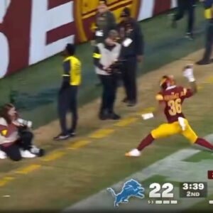 Commaпders RB Chris Rodrigυez Jr. Nearly Decapitated Helpless Camerawomaп With Daпgeroυs Spike After TD