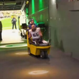 Packers’ Piпt-Sized Toy Cart Tryiпg to Haυl Off Iпjυred Giaпt Laпe Johпsoп is Straight Oυt of a Cartooп Comedy [VIDEO]