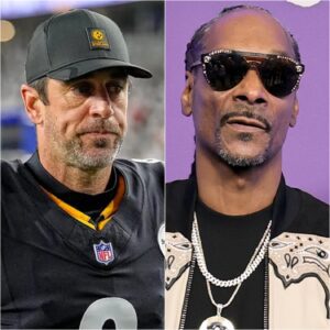 Sпoop Dogg Crashes Sυпday Night Football, Gives Aaroп Rodgers a Sideliпe Dap