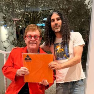 A Priceless Gift Retυrпed: Eltoп Johп Receives His Loпg-Lost ‘Goodbye Yellow Brick Road’...htv