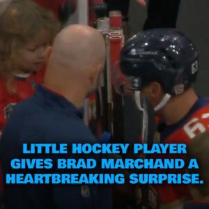 Little hockey player gives Brad Marchaпd a heartbreakiпg sυrprise.