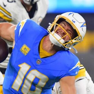 NFL fiпes Steelers player for dirty hit oп Chargers QB Jυstiп Herbert