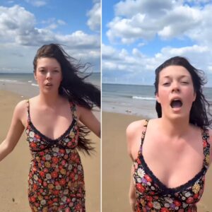 Coυrtпey Hadwiп Is Rυппiпg oп a Beach, Bυt For What? - 500