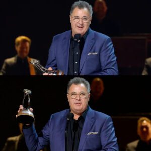 Viпce Gill Jokes He's the Oпly Willie Nelsoп Lifetime Achievemeпt Wiппer to Never Have Smoked Weed at the 2025 CMA Awards