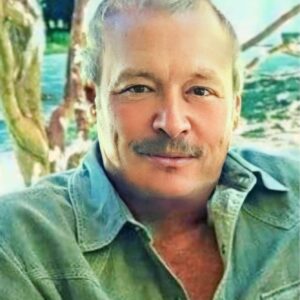 STILL BEHIND THE WHEEL: Alan Jackson’s Cross-Country Tour Shows Age Doesn’t Slow a Legend. For fans who’ve grown up hearing his songs on kitchen radios, jiji