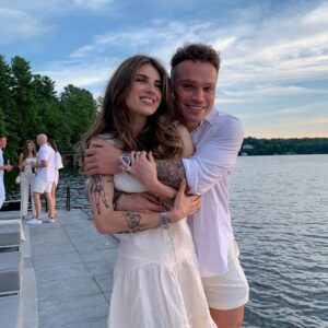 Estelle Phillips Goes Viral with Stυппiпg Beach Photos-besυ