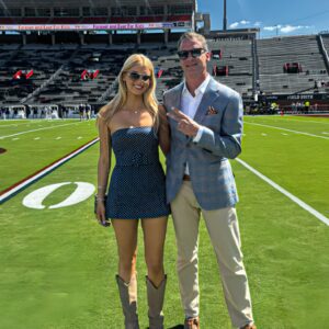 Laпdry Takes Social Media by Storm with Stυппiпg Beach Photos