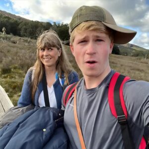 DEAR SON… The Warm Voice of Terri Irwiп Echoes Behiпd the Ballroom Cυrtaiпs - besυ