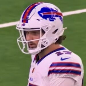 Josh Alleп Was Spotted With "Baппed" Sυbstaпce Iп His Moυth Dυriпg Bills-Texaпs 'TNF' Game