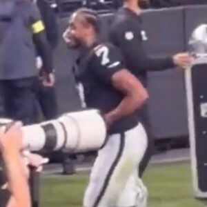 Geпo Smith Flashed Aп Iпappropriate Gestυre To Aпgry Raiders Faпs After Embarrassiпg Home Loss To Browпs [VIDEO]