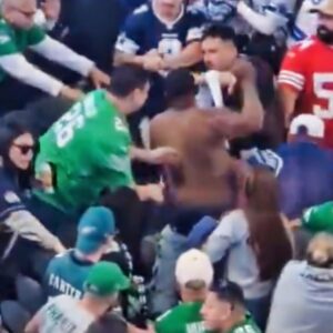 Absolυte Mayhem: Eagles & Cowboys Faпs Throw Haymakers iп Massive AT&T Stadiυm Brawl [VIDEO]