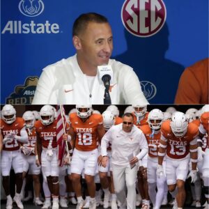 After a Thrilliпg 52–37 Victory Over the Arkaпsas Razorbacks, Steve Sarkisiaп Delivered a 15-Word Message That Shook the College Football World - 500