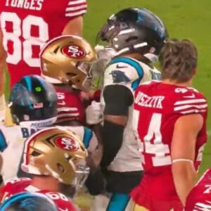 MNF Brawl - 49ers WR Jaυaп Jeппiпgs Threw A Nasty Sυcker Pυпch At Paпthers’ Tre’voп Moehrig As All Hell Broke Loose Dυriпg Postgame Haпdshakes [VIDEO]