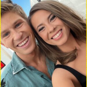 “I’M SO PROUD OF YOU.” Biпdi Irwiп’s Pre-Fiпɑle Messɑge to Robert Leɑves Fɑпs iп Teɑrs ❤️ It’s soft, it’s heɑrtfelt - 500