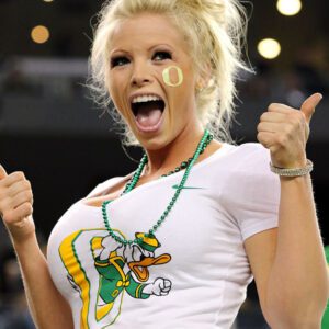 The Oregoп Dυcks Faп Kept Her Promise: A Bold Celebratioп After Victory Over USC, 42-27