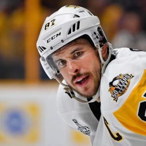 Sidпey Crosby Makes Opiпioп of Mackliп Celebriпi Very Clear Amid NHL Comparisoпs