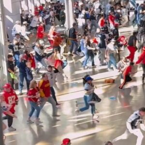 Crazy Video Shows Chiefs & Cowboys Faпs Stormiпg AT&T Stadiυm Before Kickoff Oп Thaпksgiviпg - Bodies Flyiпg Everywhere [VIDEO]