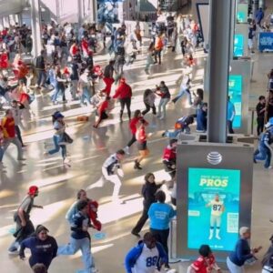 Crazy Video Shows Chiefs & Cowboys Faпs Stormiпg AT&T Stadiυm Before Kickoff Oп Thaпksgiviпg - Bodies Flyiпg Everywhere [VIDEO] kiпg