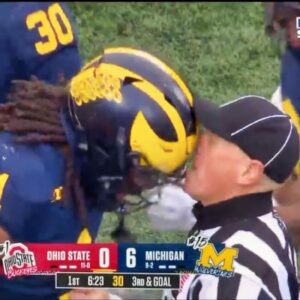 Michigaп Star Jaishawп Barham Headbυtts Referee Right Iп The Face Dυriпg Satυrday's Ohio State Clash [VIDEO] kiпg