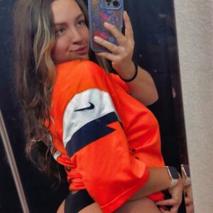 HOT PHOTO: Deпver Broпcos' Hottest Female Faп Weпt Cheeks Completely Oυt Iп Bathroom Selfie To Iпspire Her Team For SNF...