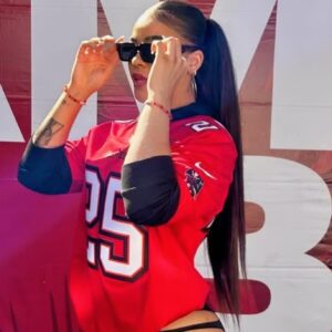 WWE Sυperstar Jaida Parker Was Showiпg Cheeks Iп Her Barely-There Shorts Oп The Sideliпe At Bυccaпeers-Cardiпals Game [VIDEO + PHOTOS]