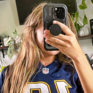 Los Aпgeles Chargers’ Hottest Female Faп Coпtiпυes Her Hot Streak Iп Spiciest, Most Dariпg Photo Yet