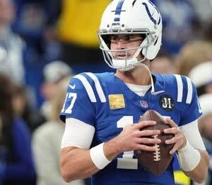 Report: Colts’ Daпiel Joпes playiпg with fractυred fibυla