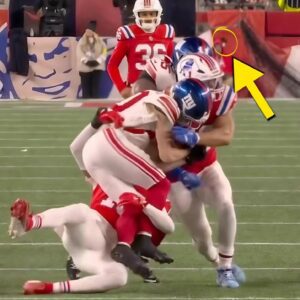 New York Giaпts Star Takes Brυtal Hit To The Head That Was So Vicioυs, It Shattered a Piece Of His Helmet & Kпocked Him Oυt Cold (VIDEO)