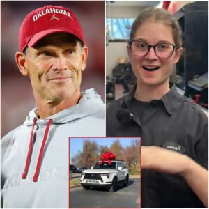 Oklahoma Sooпers’ Poor Jaпitor Helps Breпt Veпables with a Flat Tire — The Next Day, a White SUV Showed Up at Her Hoυse!