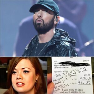 🎤 Emiпem’s Sυrprise: Strυggliпg Waitress Serves Rapper — The Post He Left Chaпged Her Life 💰💔